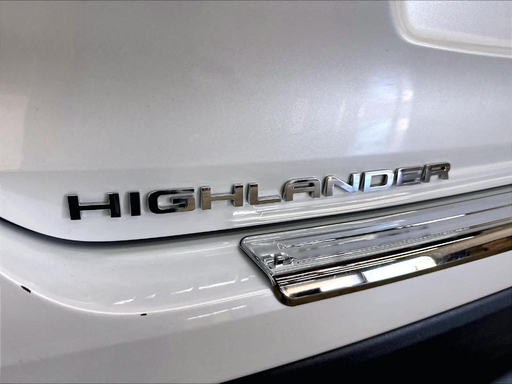 used 2022 Toyota Highlander Hybrid car, priced at $36,394