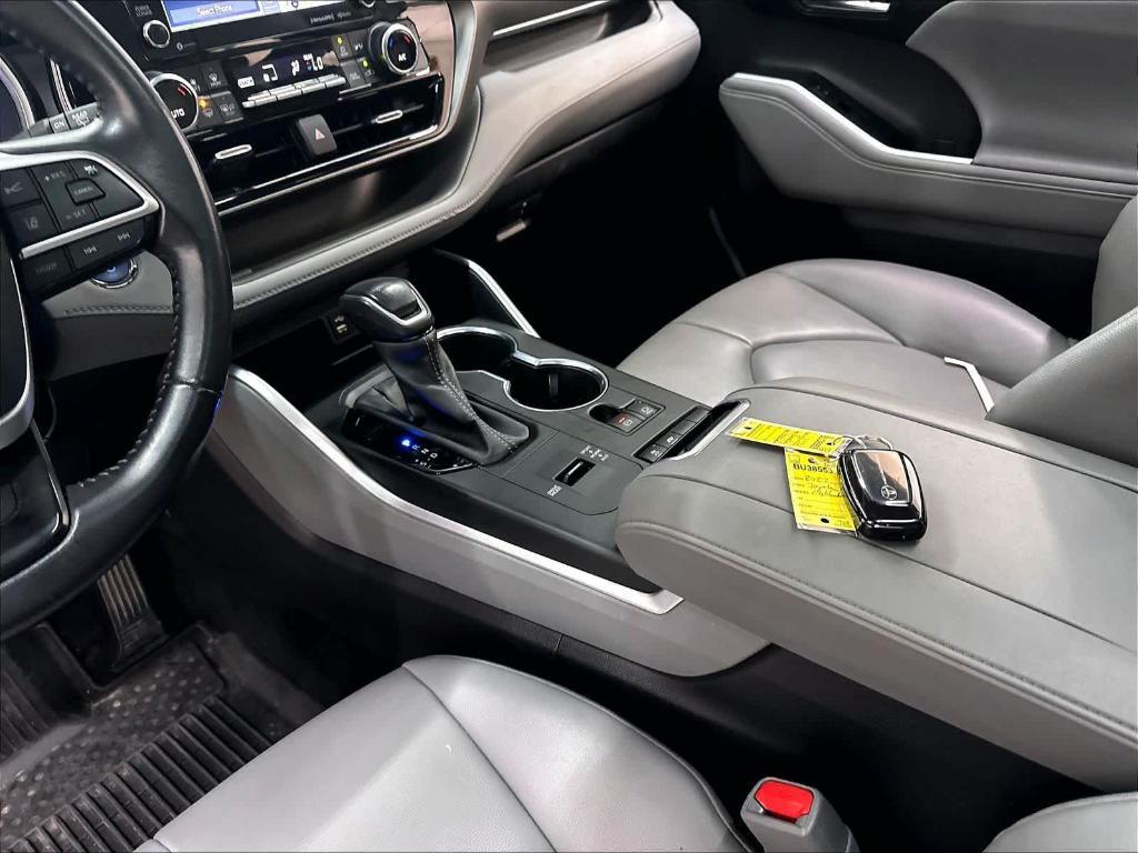 used 2022 Toyota Highlander Hybrid car, priced at $36,394
