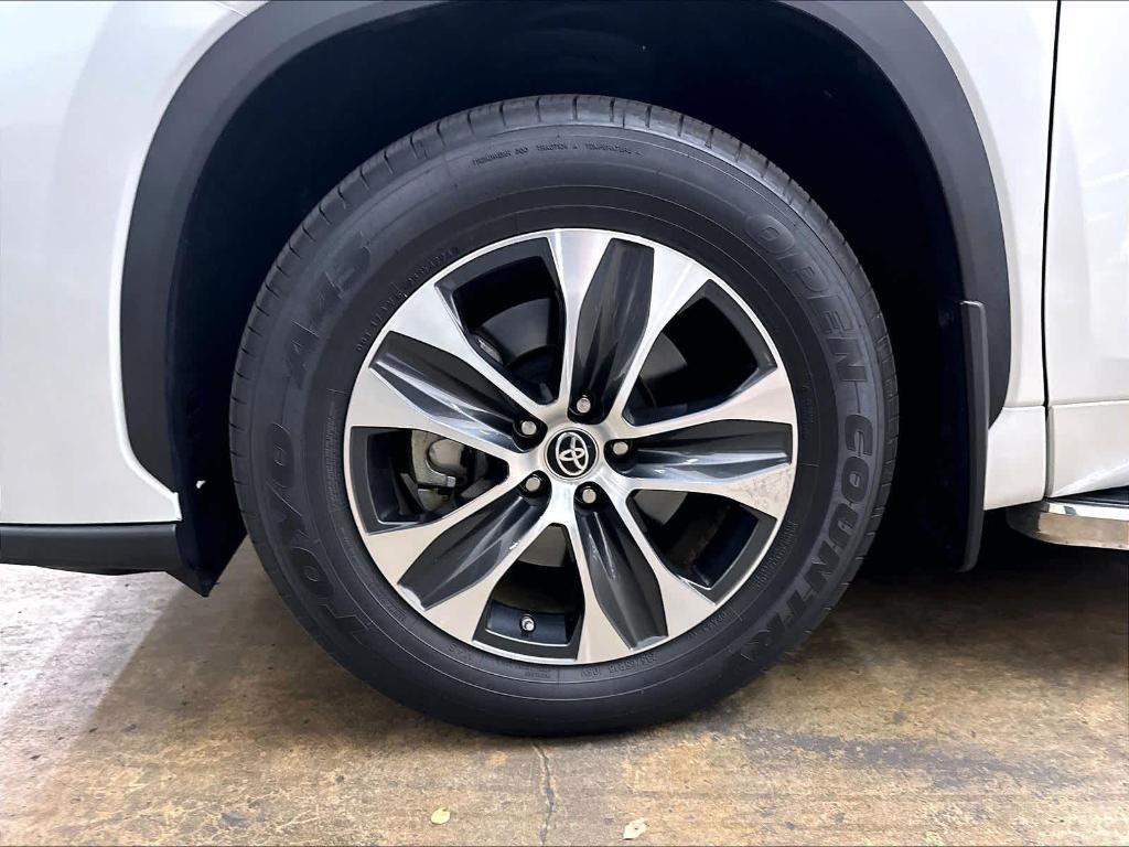 used 2022 Toyota Highlander Hybrid car, priced at $36,394