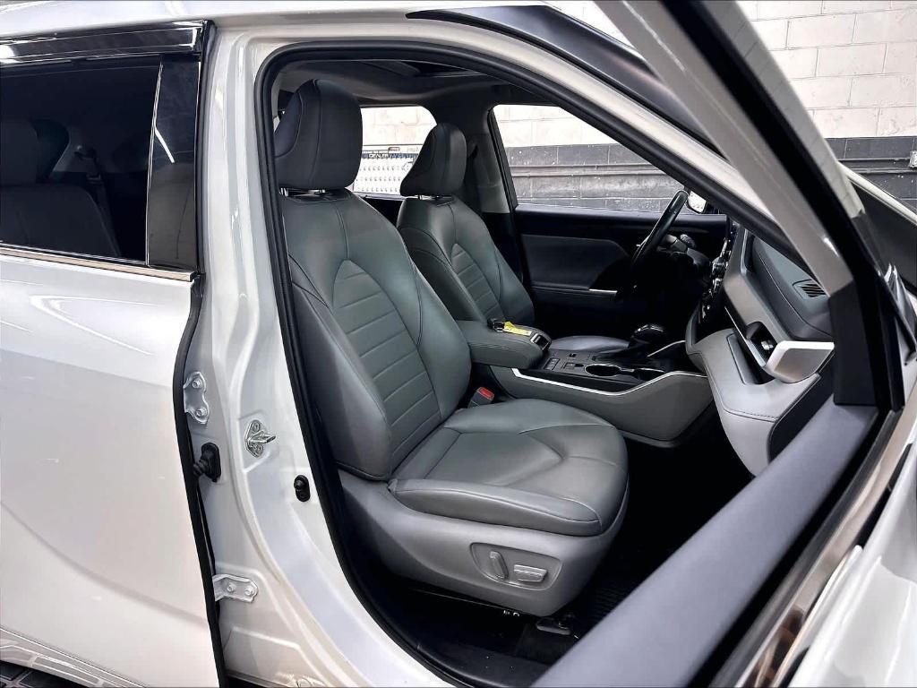 used 2022 Toyota Highlander Hybrid car, priced at $36,394