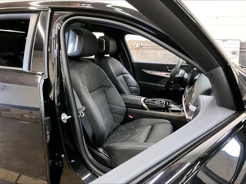 BMW i7 view 7
