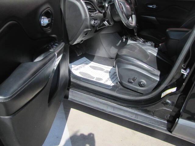 used 2019 Jeep Cherokee car, priced at $10,995