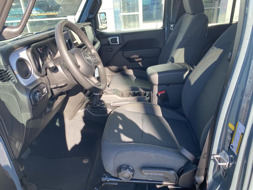 new 2025 Jeep Gladiator car, priced at $38,422