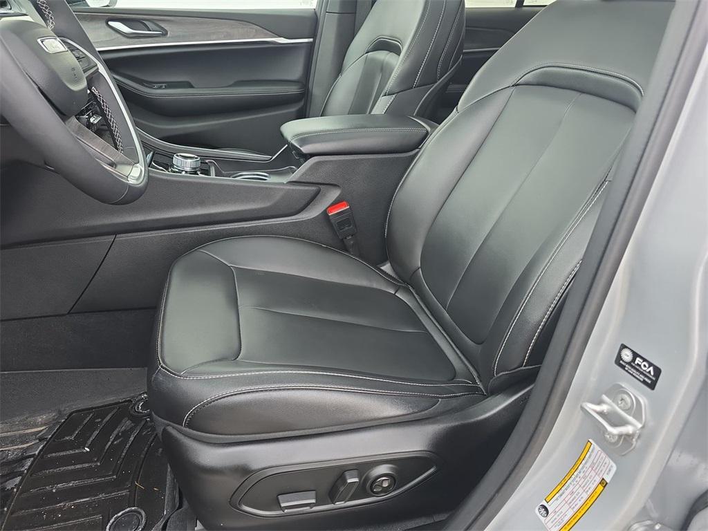 used 2025 Jeep Grand Cherokee car, priced at $37,814