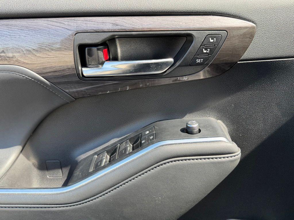 used 2022 Toyota Highlander Hybrid car, priced at $40,013