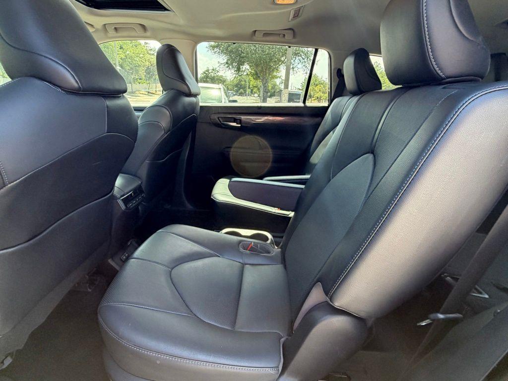 used 2022 Toyota Highlander Hybrid car, priced at $40,013