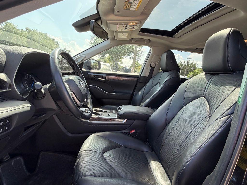 used 2022 Toyota Highlander Hybrid car, priced at $40,013