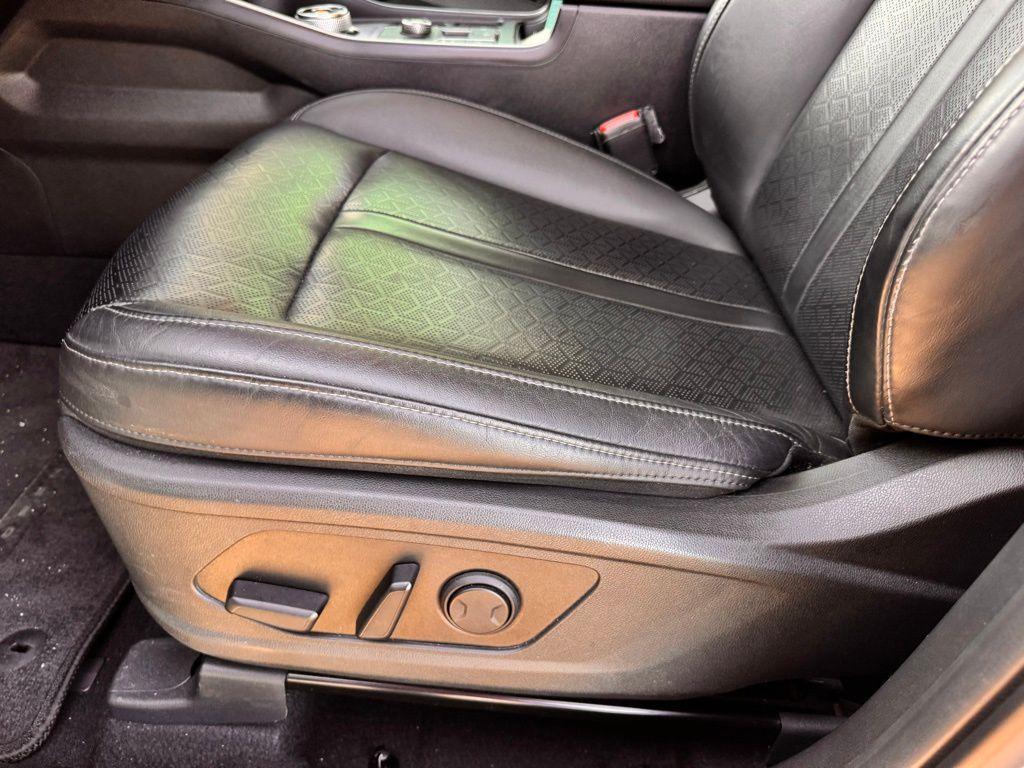 used 2023 Kia Sorento Hybrid car, priced at $25,700