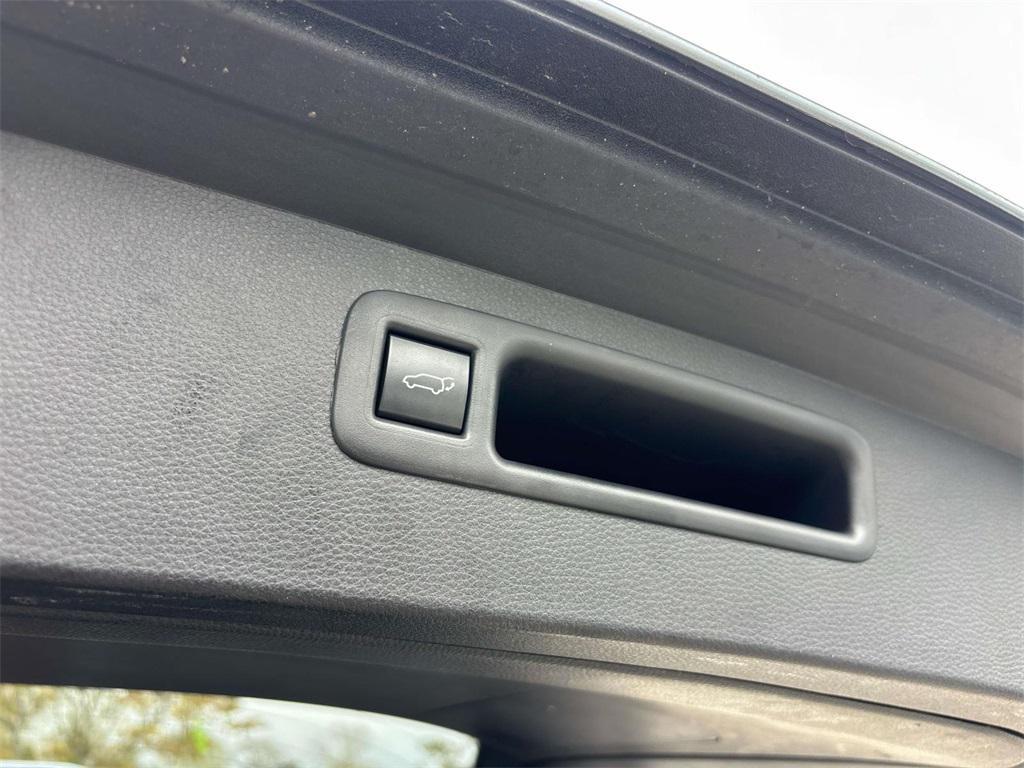 used 2022 Toyota Highlander car, priced at $36,995