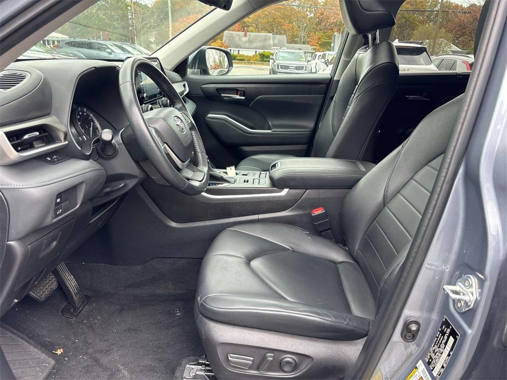used 2022 Toyota Highlander car, priced at $36,995