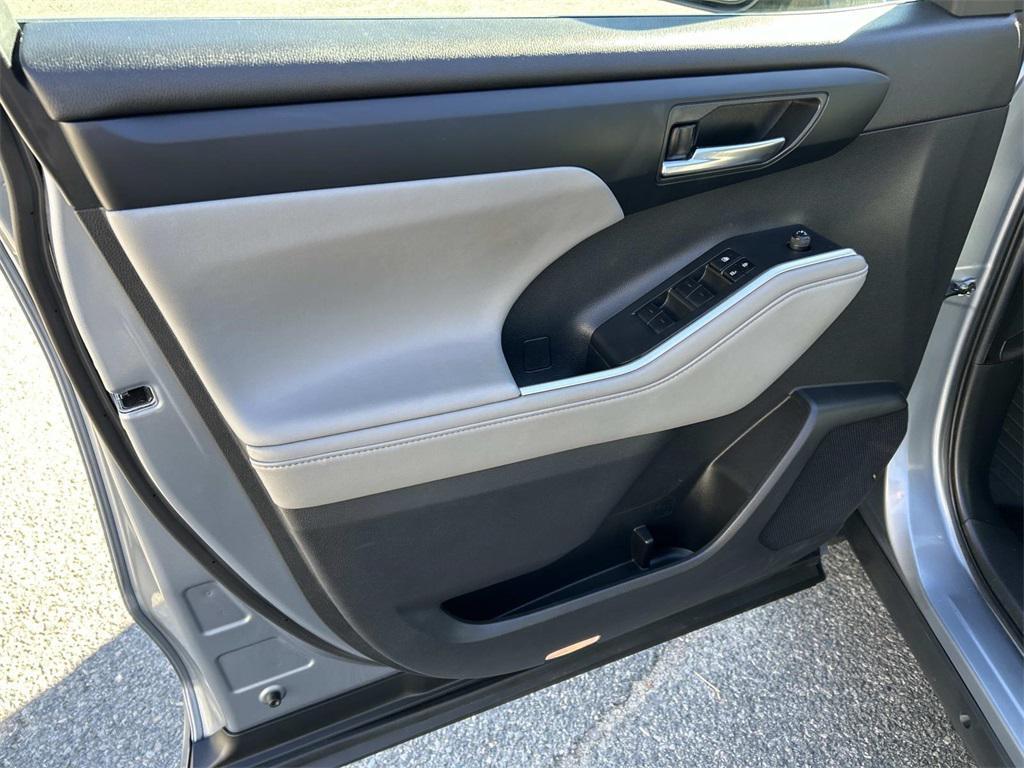 used 2023 Toyota Highlander car, priced at $36,595
