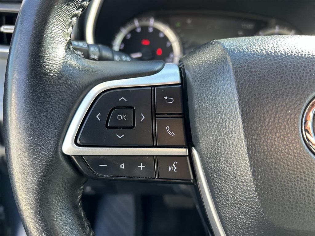 used 2023 Toyota Highlander car, priced at $36,595