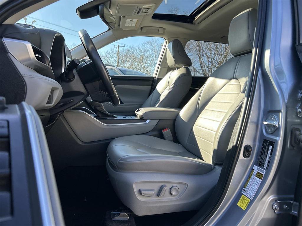 used 2023 Toyota Highlander car, priced at $36,595