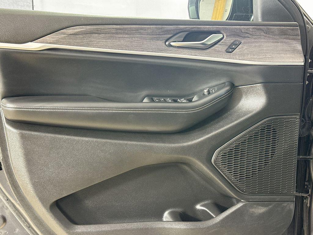 used 2024 Jeep Grand Cherokee car, priced at $32,999