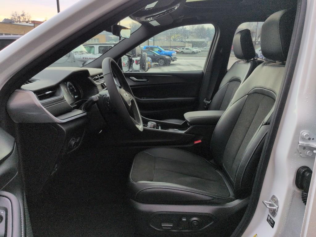 new 2025 Jeep Grand Cherokee car, priced at $47,379