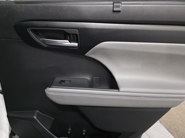 used 2022 Toyota Highlander car, priced at $36,299