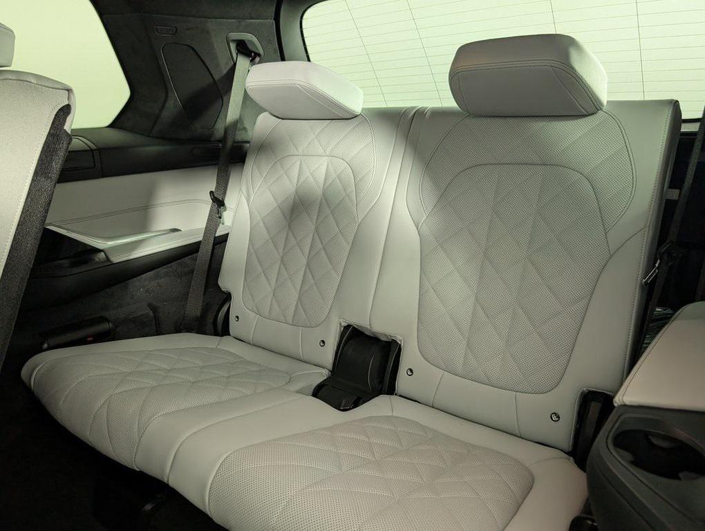 new 2026 BMW X7 car, priced at $101,130