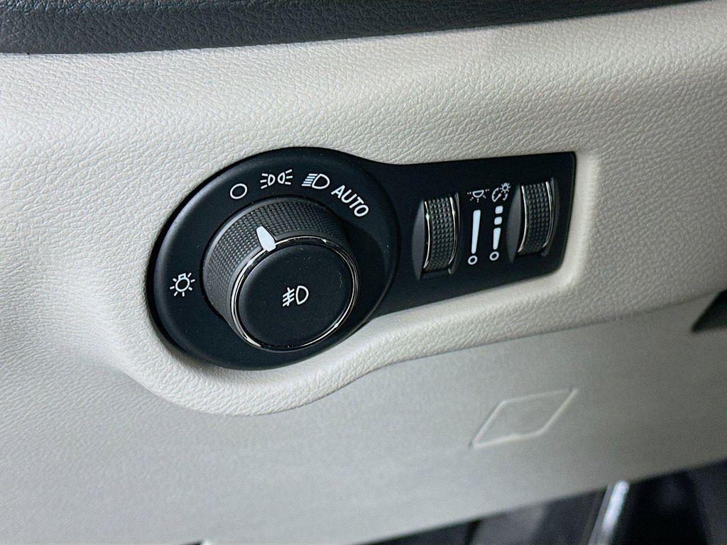 used 2023 Chrysler Pacifica Hybrid car, priced at $26,487