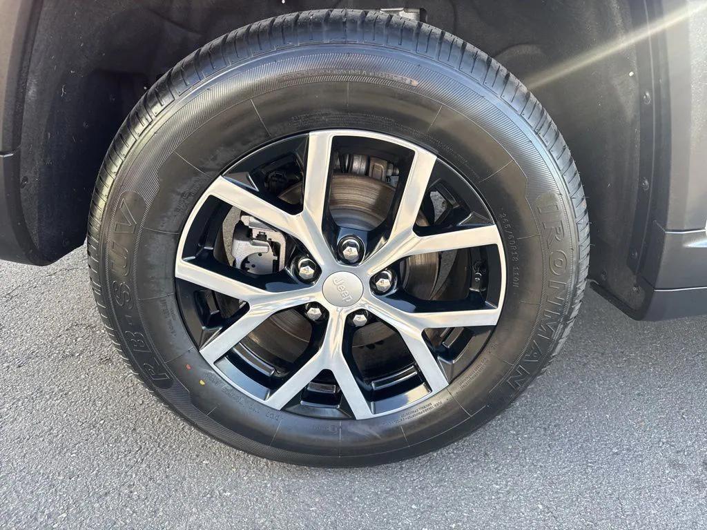 used 2024 Jeep Grand Cherokee car, priced at $37,990