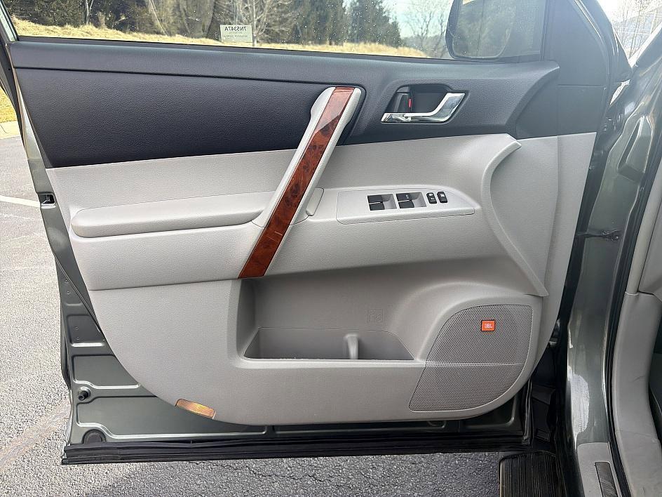 used 2013 Toyota Highlander car, priced at $11,758