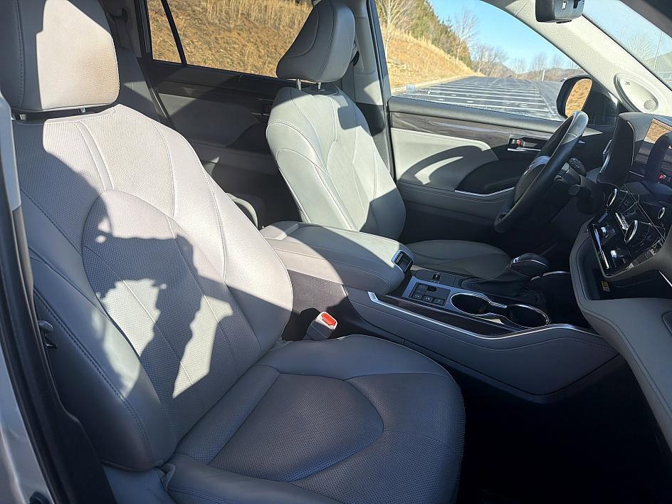 used 2023 Toyota Highlander Hybrid car, priced at $40,826