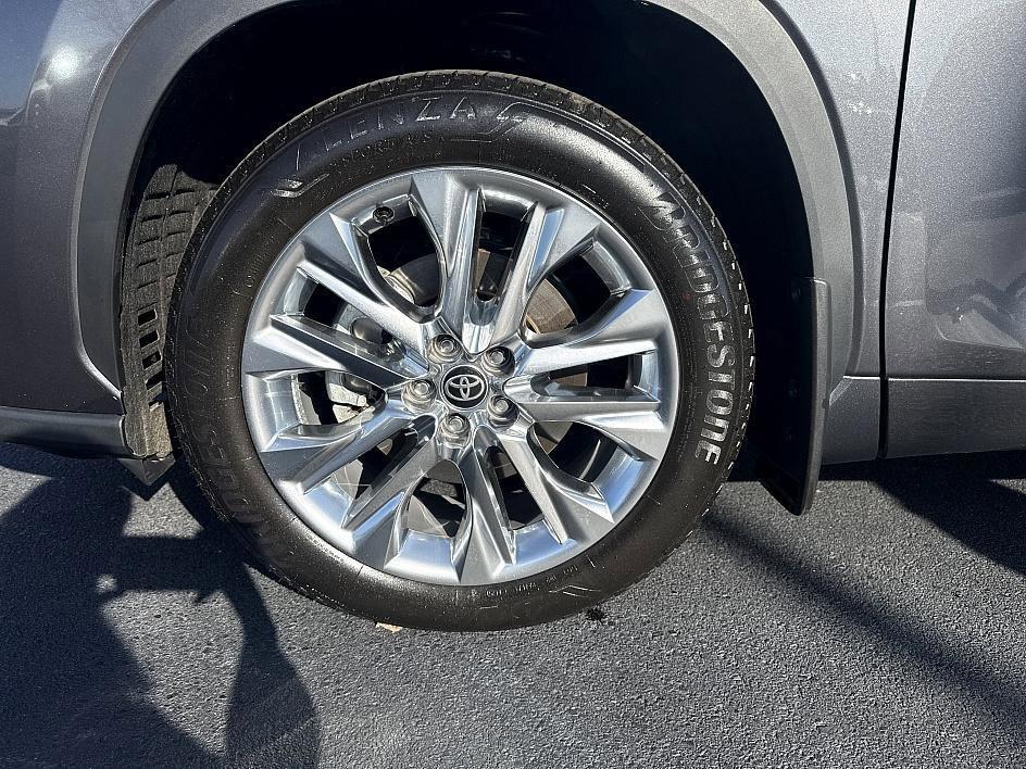 used 2025 Toyota Highlander car, priced at $47,694