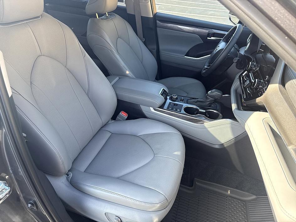 used 2025 Toyota Highlander car, priced at $47,694