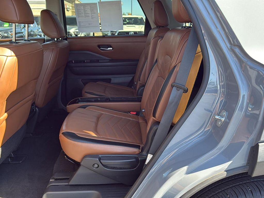 2022 Boulder Gray Pearl Nissan Pathfinder