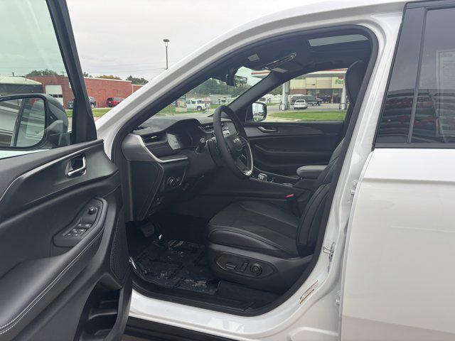 new 2025 Jeep Grand Cherokee car, priced at $46,135