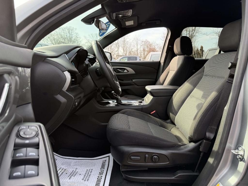 used 2023 Chevrolet Traverse car, priced at $27,400