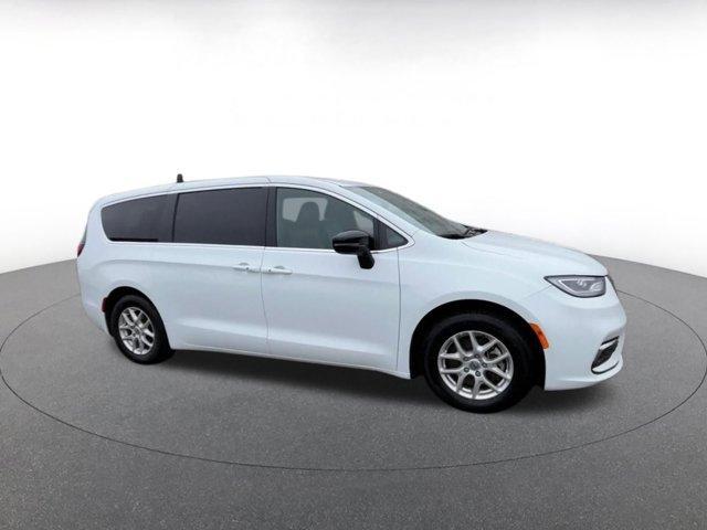 used 2025 Chrysler Pacifica car, priced at $27,311
