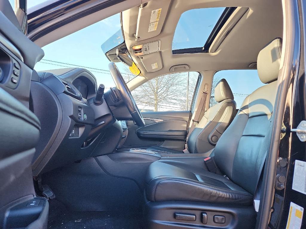 used 2022 Honda Pilot car, priced at $34,995