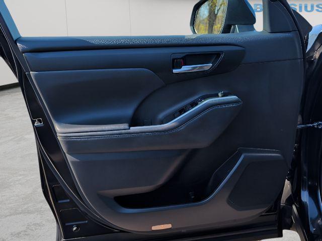 used 2022 Toyota Highlander car, priced at $31,936