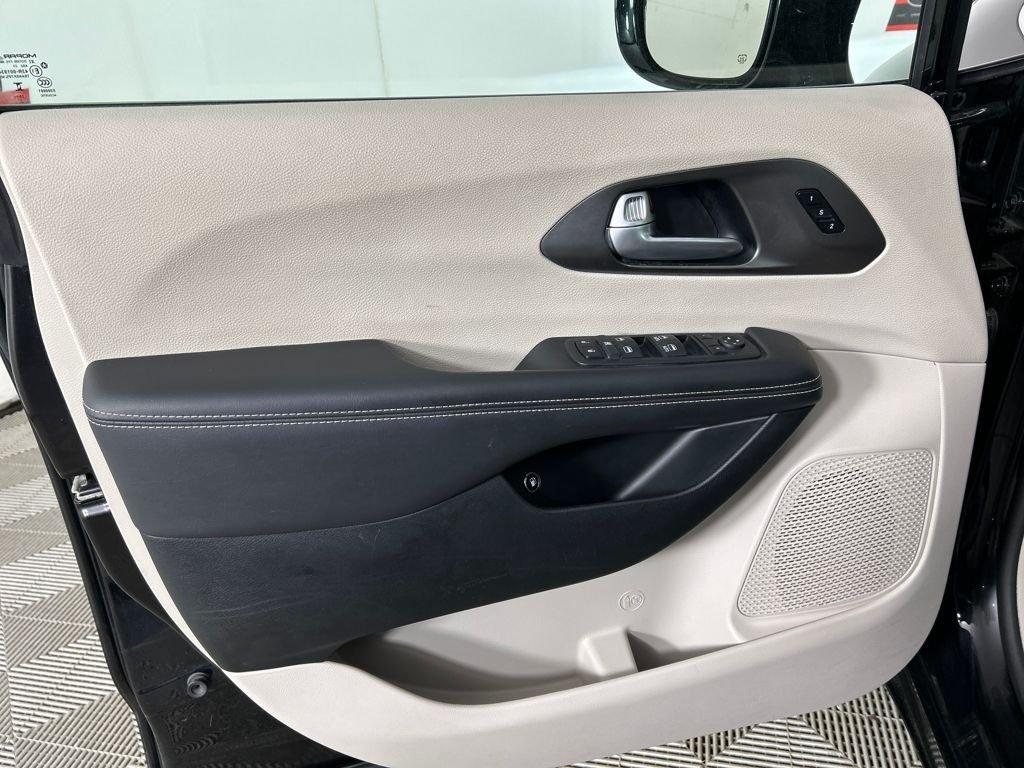 used 2024 Chrysler Pacifica Hybrid car, priced at $27,866