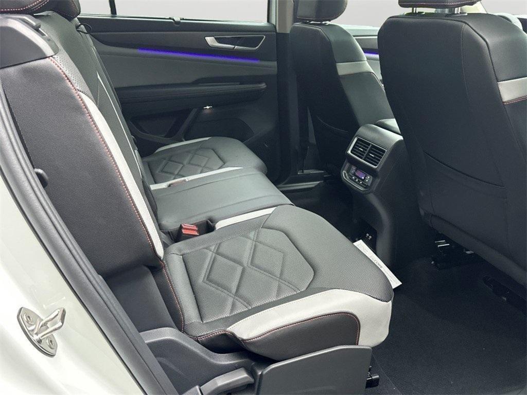 new 2025 Volkswagen Atlas car, priced at $39,674