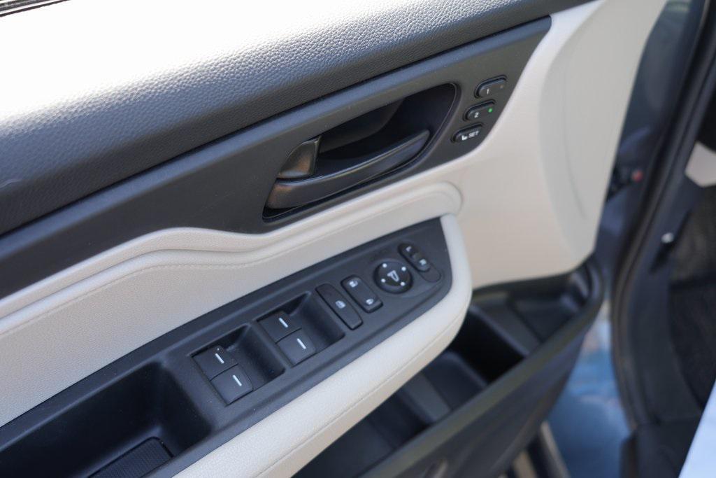 used 2025 Honda Odyssey car, priced at $35,253
