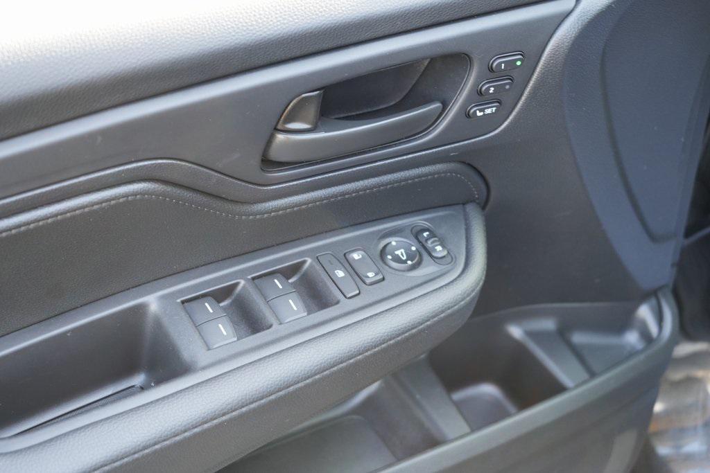 used 2025 Honda Odyssey car, priced at $39,499