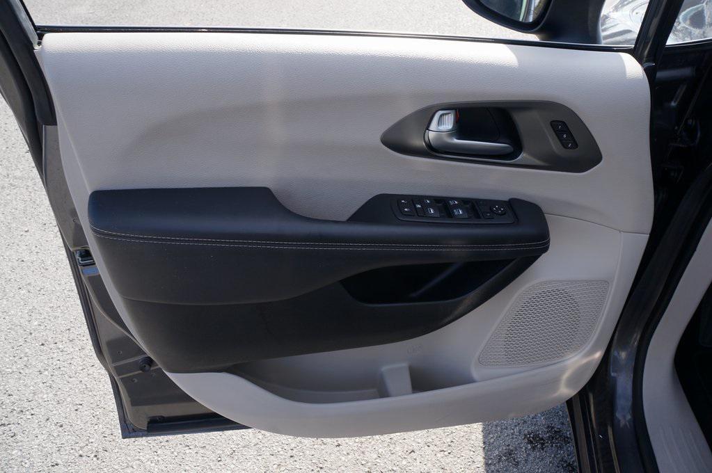 used 2024 Chrysler Pacifica car, priced at $27,114