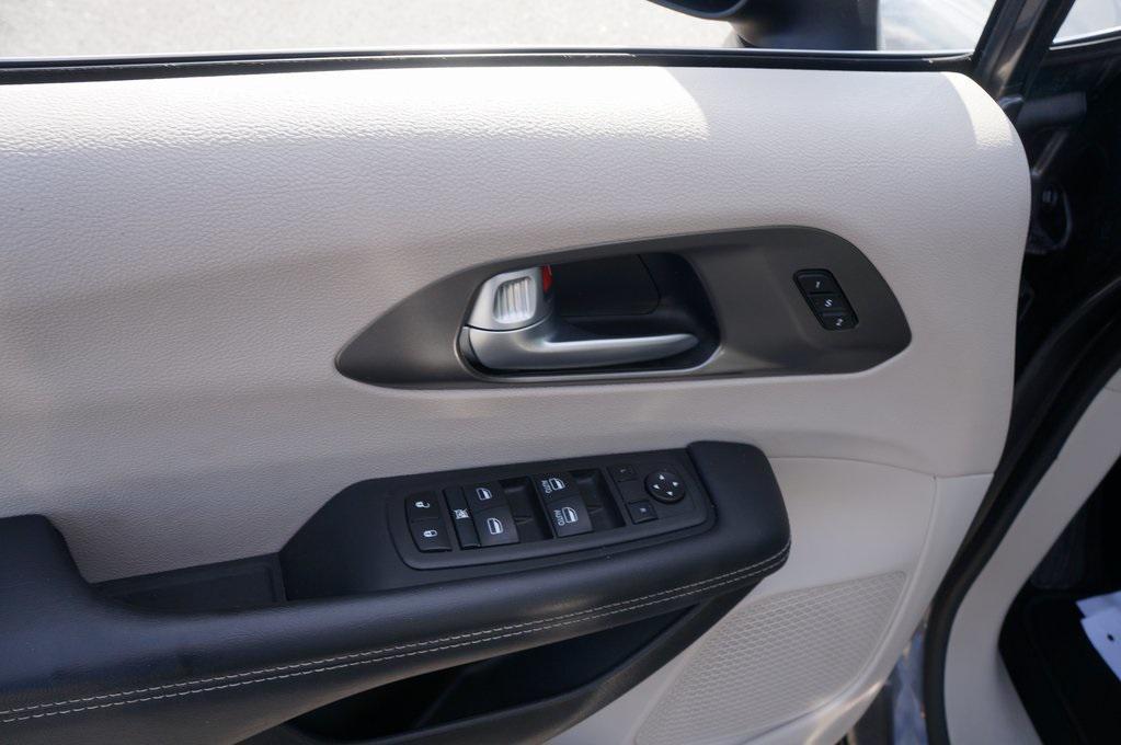 used 2024 Chrysler Pacifica car, priced at $27,114