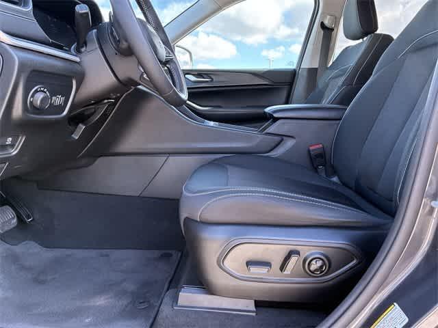 used 2024 Jeep Grand Cherokee car, priced at $25,895