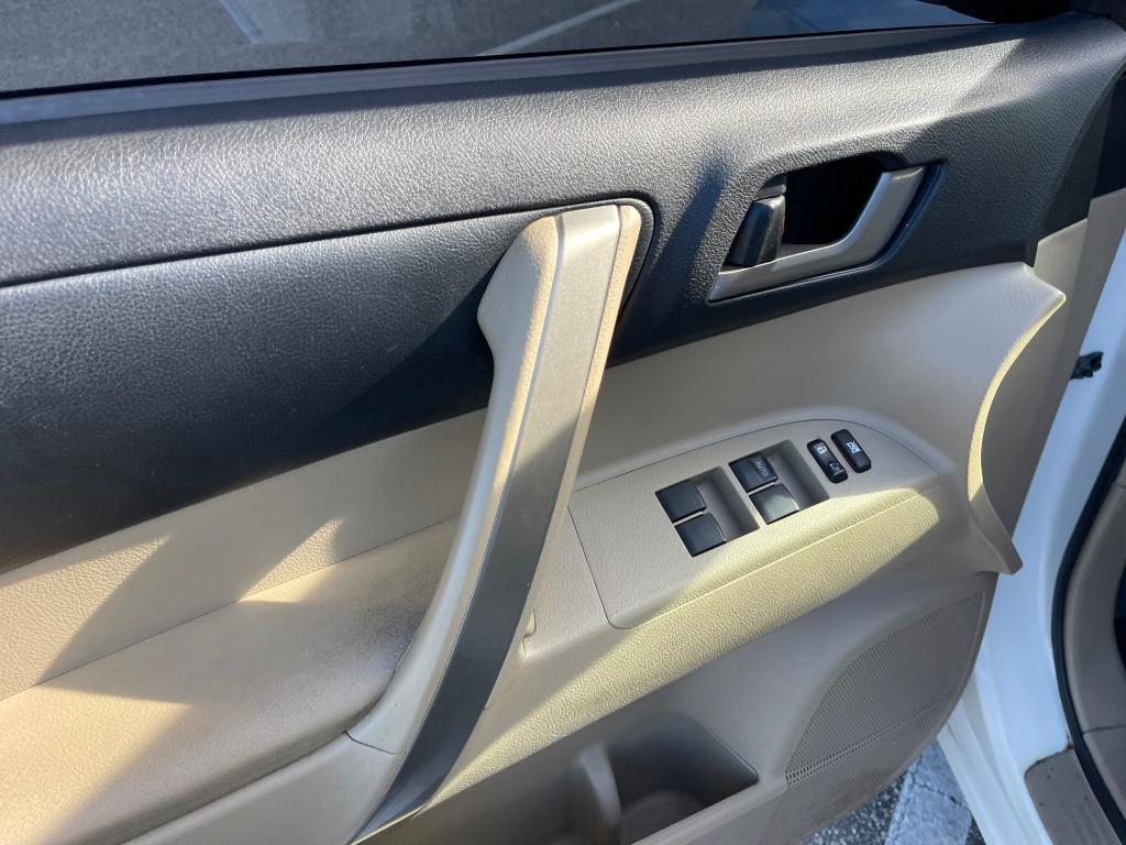 used 2013 Toyota Highlander car, priced at $8,999