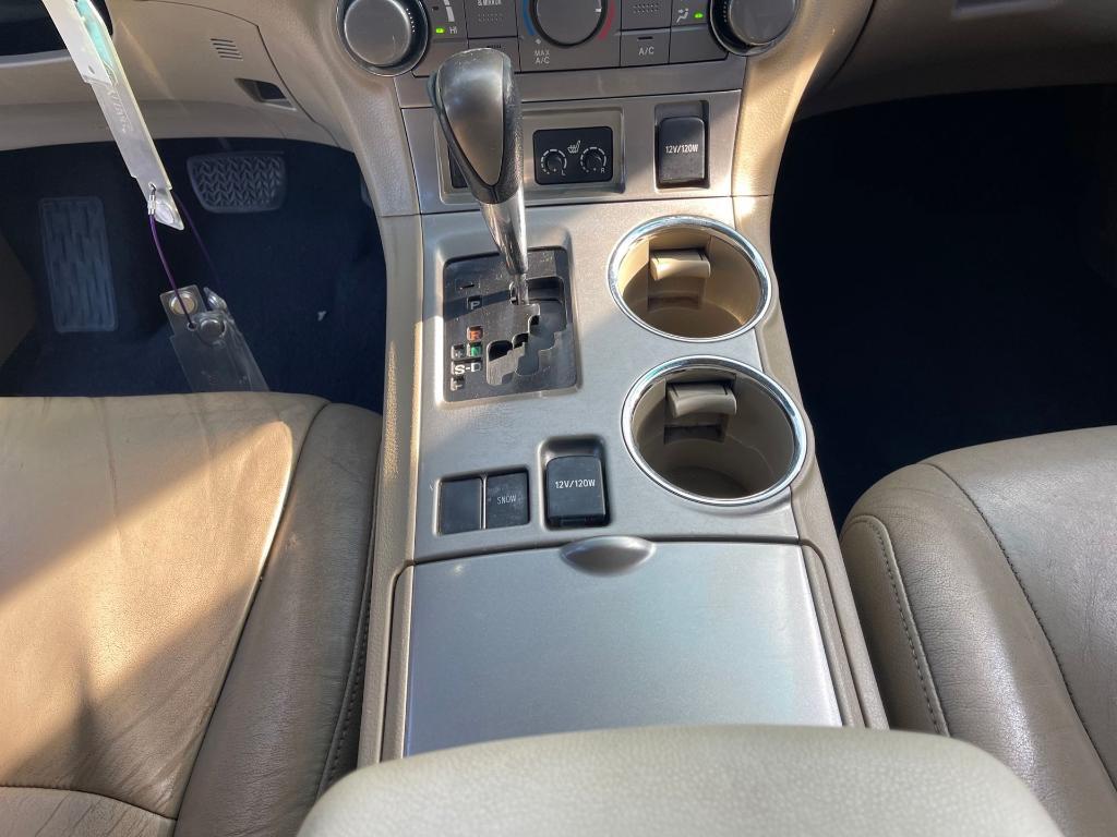 used 2013 Toyota Highlander car, priced at $8,999