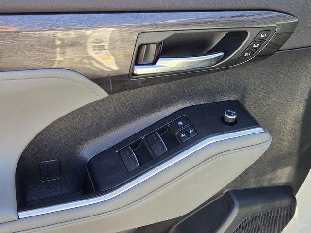 used 2020 Toyota Highlander Hybrid car, priced at $30,354