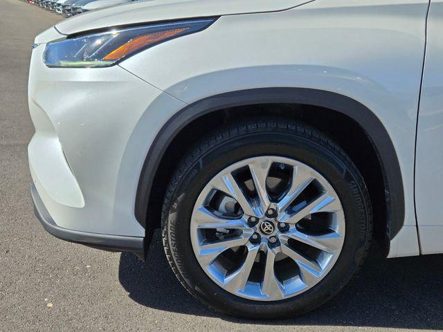 used 2020 Toyota Highlander Hybrid car, priced at $30,354