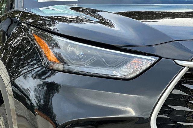 used 2022 Toyota Highlander car, priced at $31,587