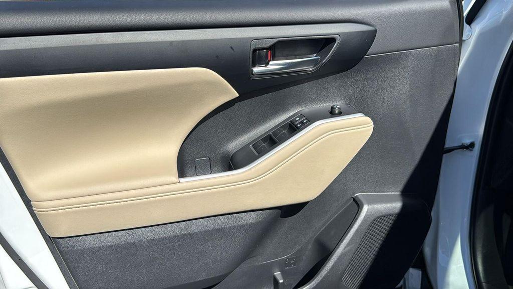 used 2025 Toyota Highlander Hybrid car, priced at $49,888