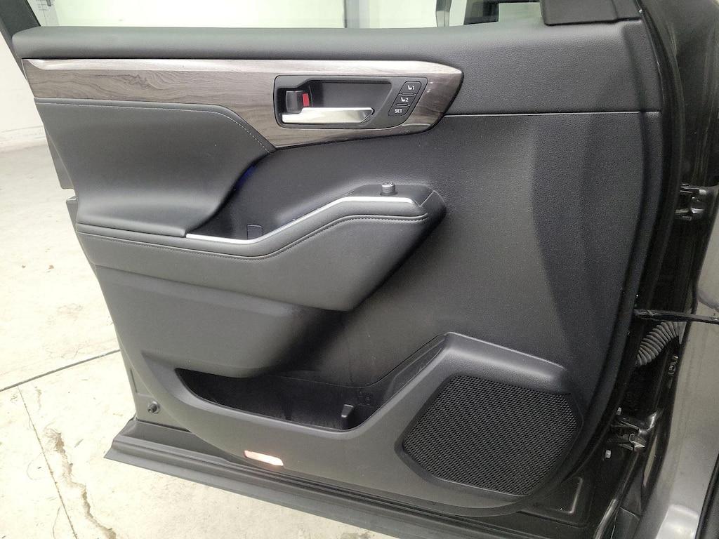 used 2021 Toyota Highlander car, priced at $30,998