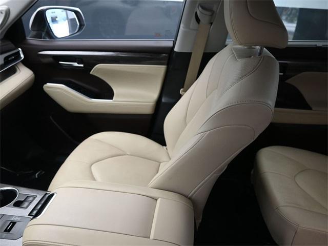 used 2020 Toyota Highlander car, priced at $27,450