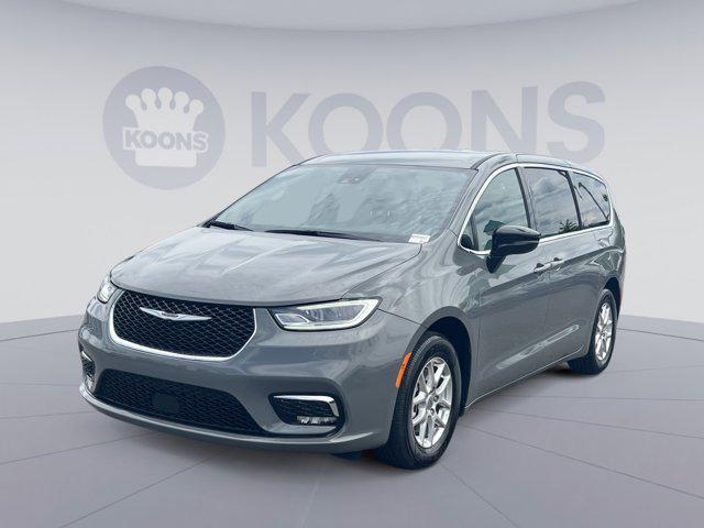 used 2025 Chrysler Pacifica car, priced at $28,005