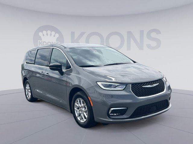 used 2025 Chrysler Pacifica car, priced at $28,005